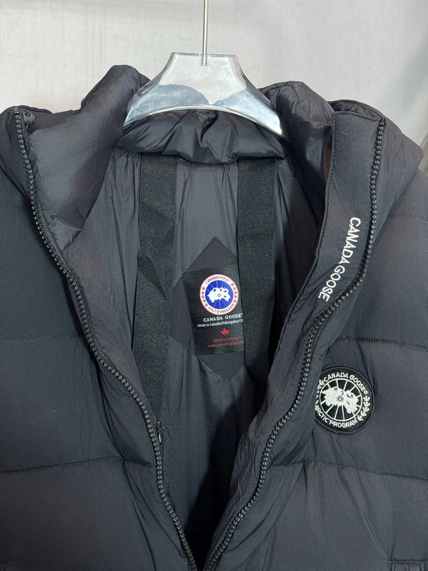 P730 model number: HE418 Canada Goose-Canada Goose hooded sleeves small label down jacket The fabric is made of high-density pure cotton gauze fabric, with a delicate and smooth feel. The inner filling is made of 50% white duck down, which has high fullness and good thermal insulation effect in winter. You can survive the winter in one piece of clothing. The original goose black label is sewn on the chest, and the nameplate letters and blouson sleeves are sewn on the cuffs to prevent winter wind.  Color: Picture Color Size: 1 2 3 4 Top! Canada 🦢➡️Canada Goose hooded reflective stripe down jacket has always been recognized as the warmest down jacket. Various Instagram celebrities, Internet celebrities, and celebrities often wear it for street photos. I do Canada Goose every year, but I still can’t get rid of my love for the geese. No matter how cold the weather is, there is no need to be afraid, because there are geese!  Down: 80% white duck down filling (real) 400 grams of down filling! Perfect fluffiness. Accessories: A full set of customized accessories. Canada Goose is the legendary warmest down jacket and is known as a must-have for Arctic outdoor sports! The most popular down jacket in the world, celebrities are rushing to buy it, it is a must-have!  Unisex Color: Black Size: M L